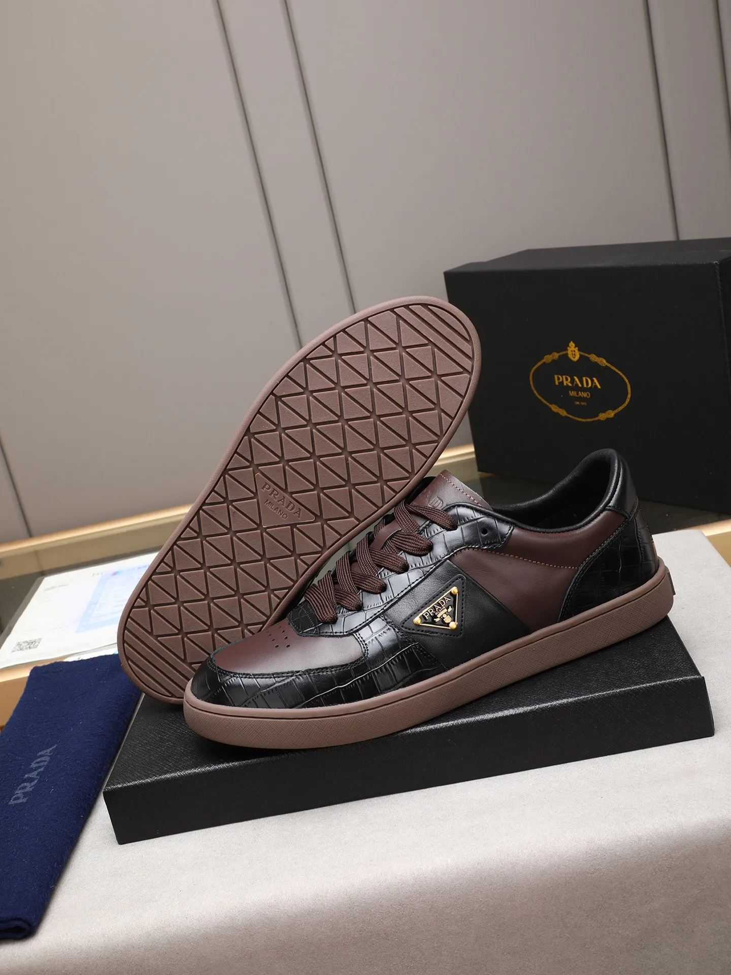 Men's shoes💰420💰 Brand: PRADA (Prada) Standard code: Men's code 38–44 (45 can be customized) Material: Original cowhide, breathable sheep lining Special outsole Style category: Men's fashionable casual sneakers Low-key luxury! Color: actual picture color